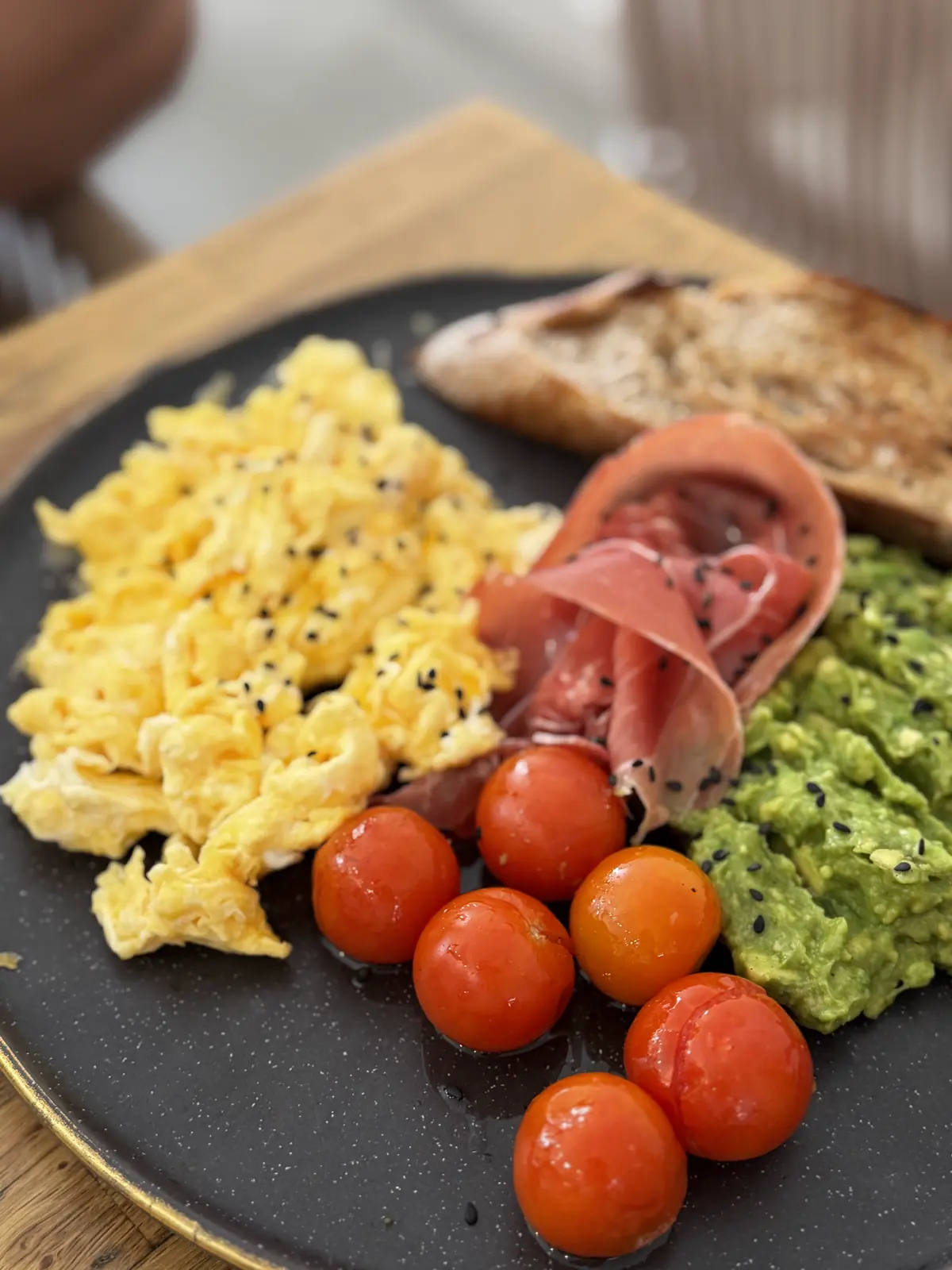 Huevos revueltos con aguacate, tomates cherry asados y prosciutto en Fresh Ibiza