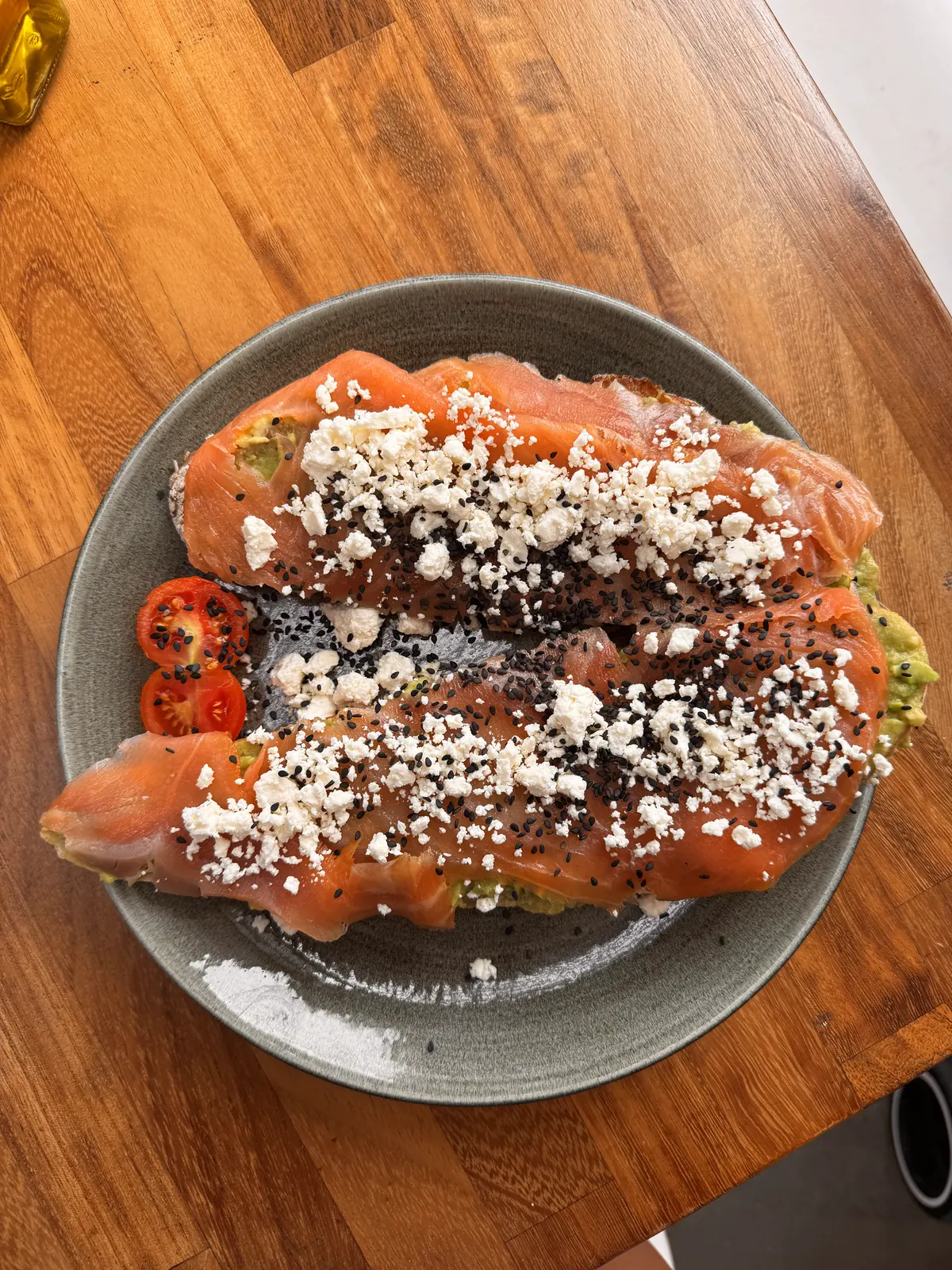 Tostada de masa madre con salmón ahumado, feta y aguacate en Fresh Ibiza