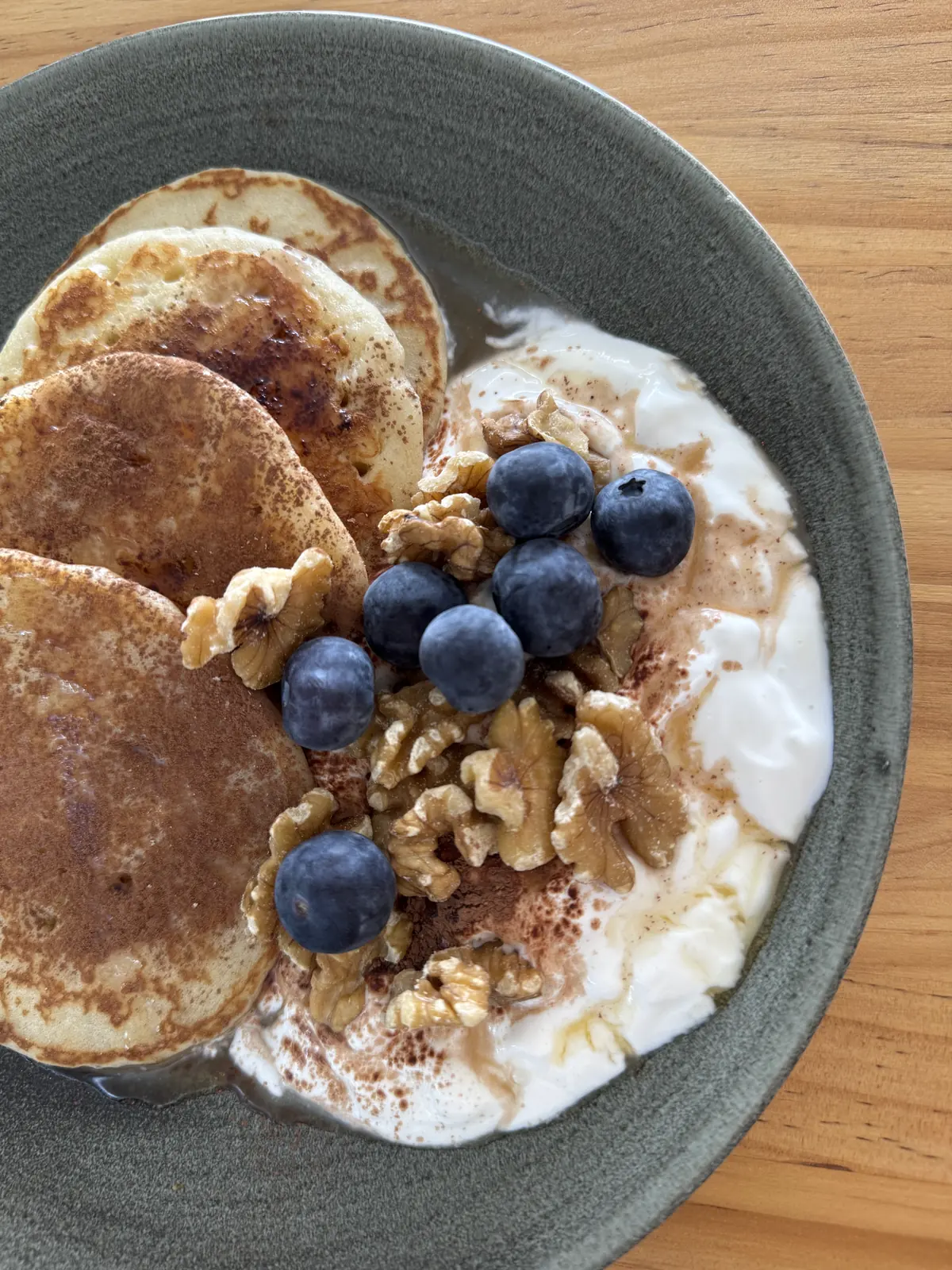 Tortitas especiales con yogur griego, arándanos, nueces y sirope de arce en Fresh Ibiza