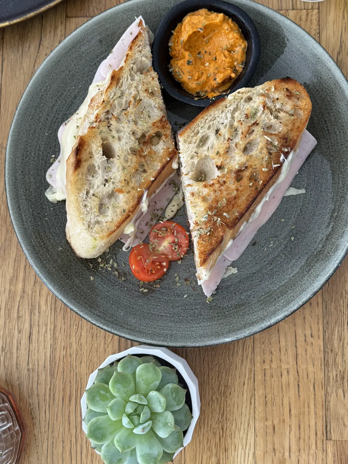 Sándwich tostado de pavo en pan de masa madre con salsa de tomate especiada en Fresh Ibiza