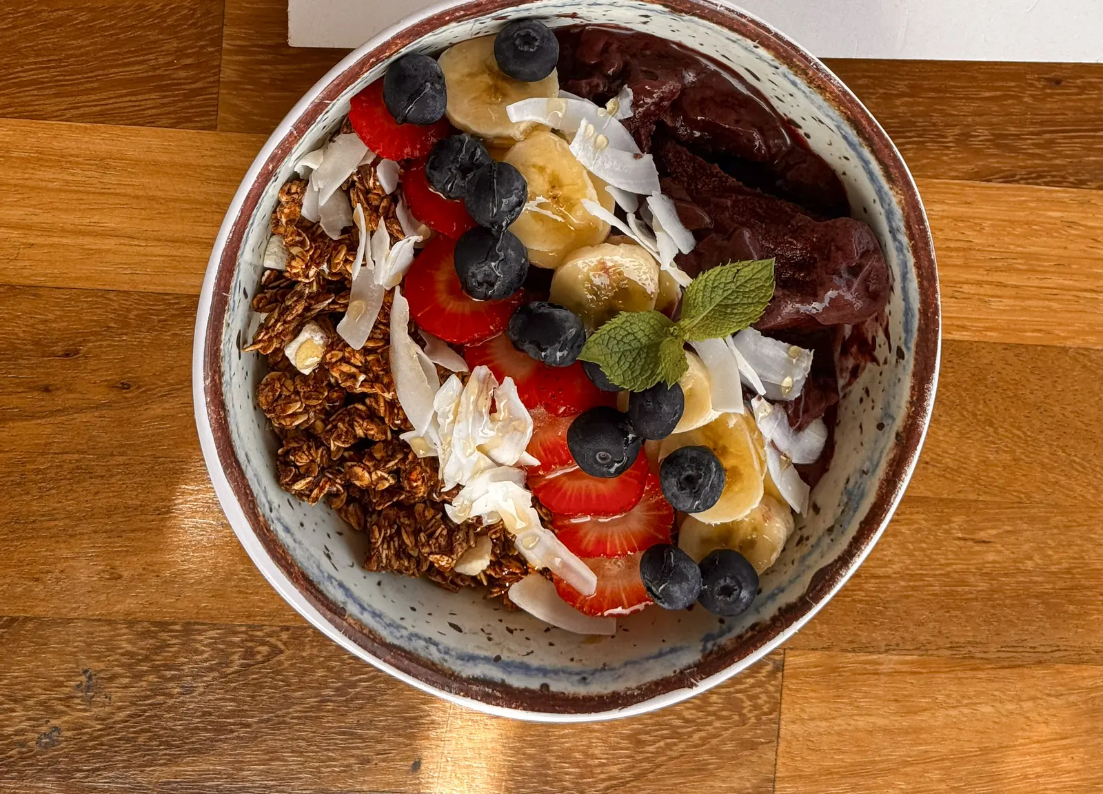 Açaí bowl orgánico con granola sin gluten, plátano, fresas, arándanos y coco en Fresh Ibiza
