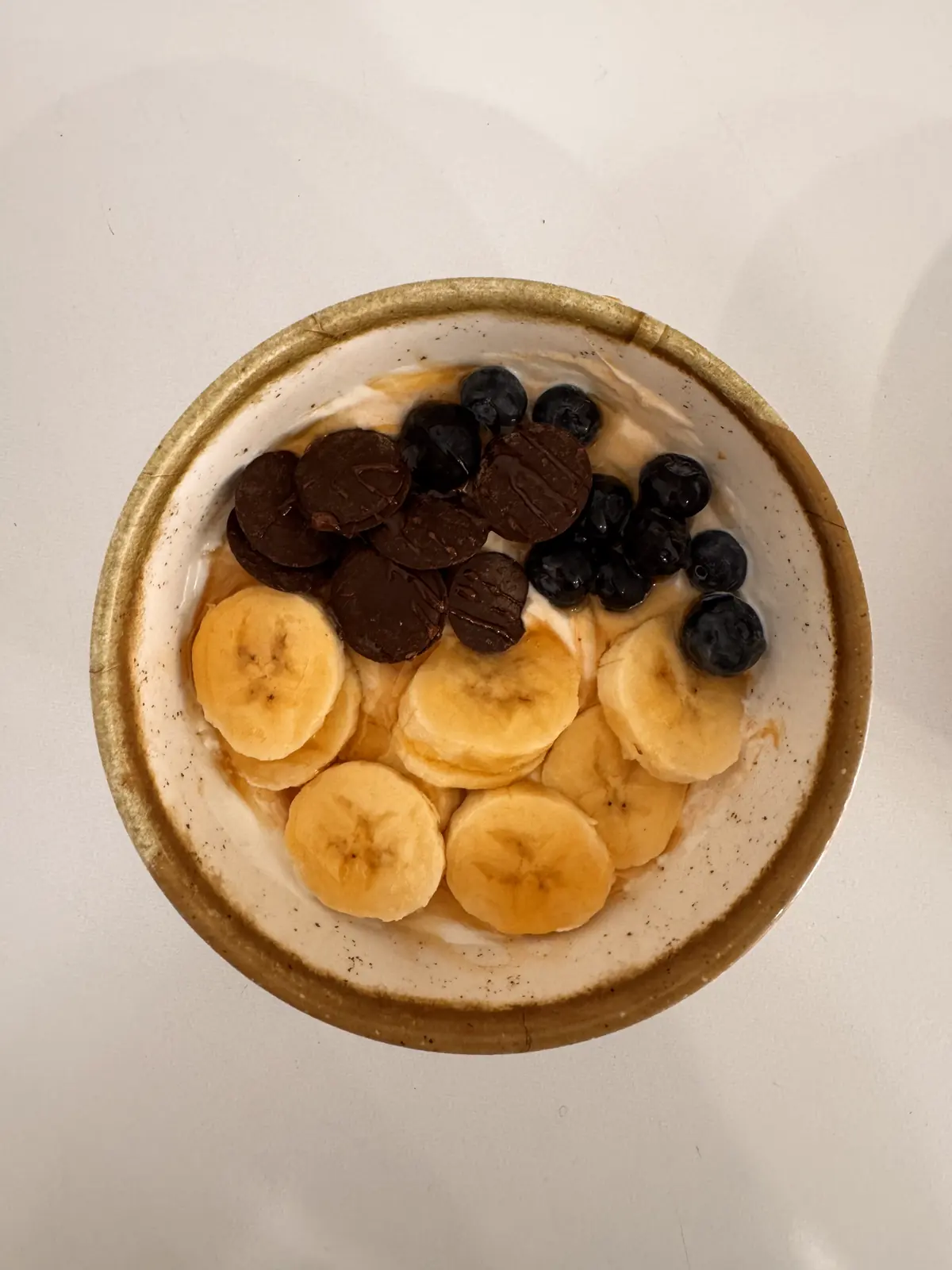 Peanut butter bowl con yogur griego, plátano, arándanos y chocolate en Fresh Ibiza