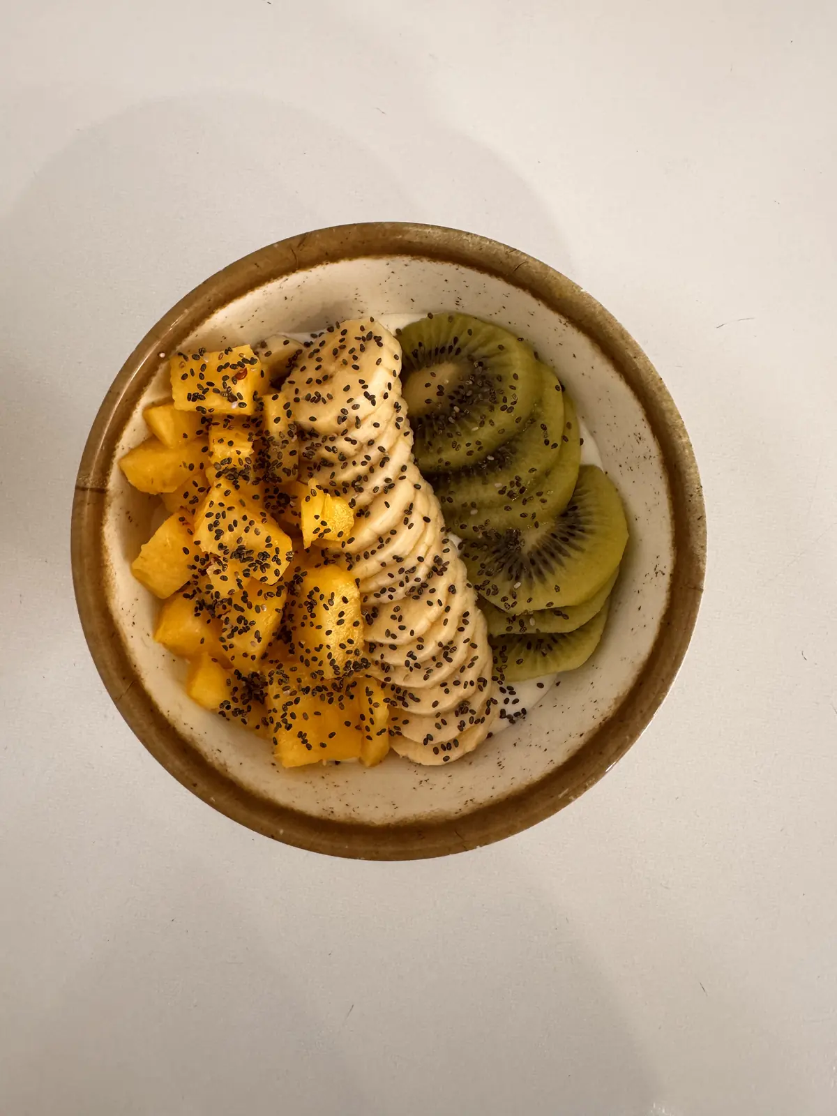 Tropical bowl con piña, plátano, kiwi y chía sobre yogur griego en Fresh Ibiza