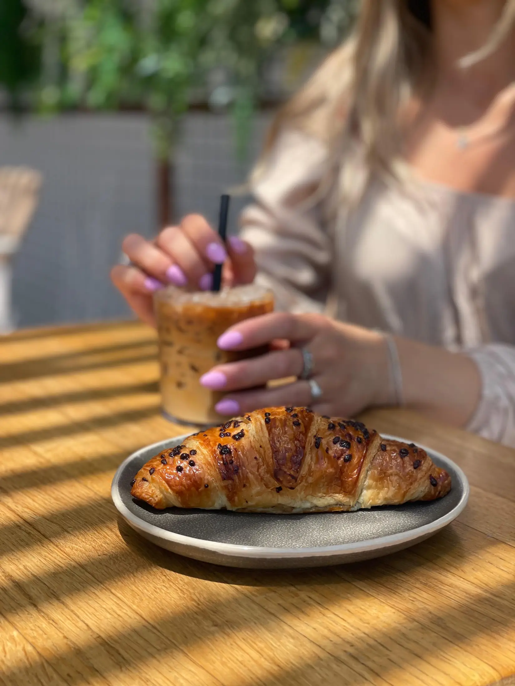 Croissant de chocolate e iced coffee en la terraza de Fresh Ibiza