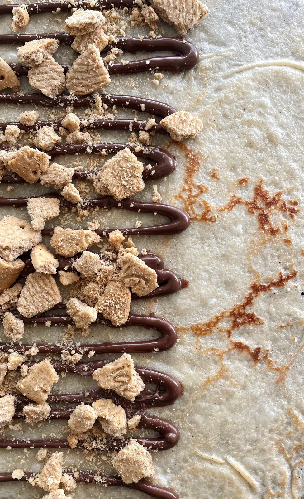 Crepe en preparación con Nutella y galletas trituradas en Fresh Ibiza
