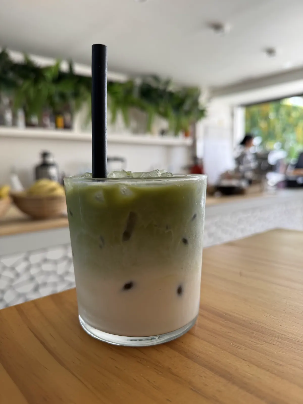 Iced matcha latte en la barra de Fresh Ibiza, Playa d'en Bossa